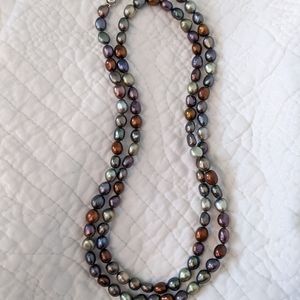 Colored pearl necklace and matching bracelet set